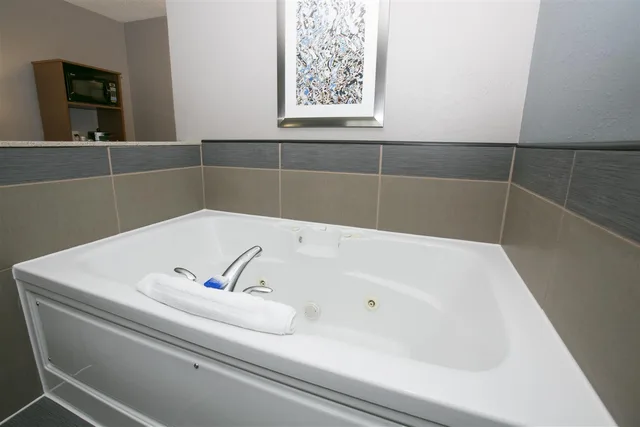 Suite, King Bed, Sofa, Best Western Plus Blaine At The National Sports Center 5/5