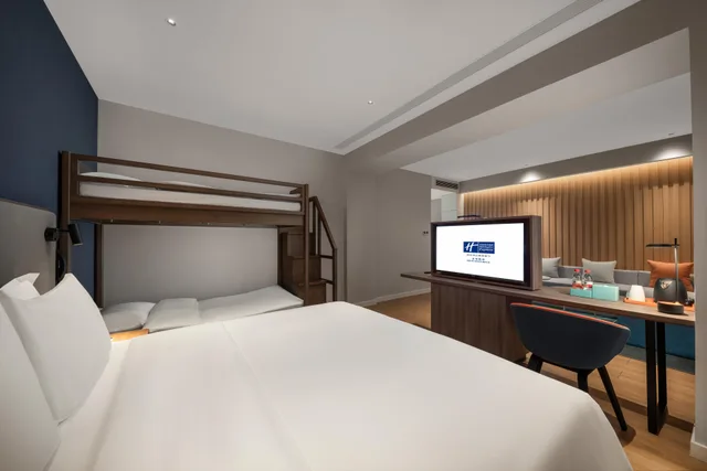 غرفة بريميوم بسرير كينج وسرير بطابقين، HOLIDAY INN EXPRESS Beihai Silver Beach 1/2