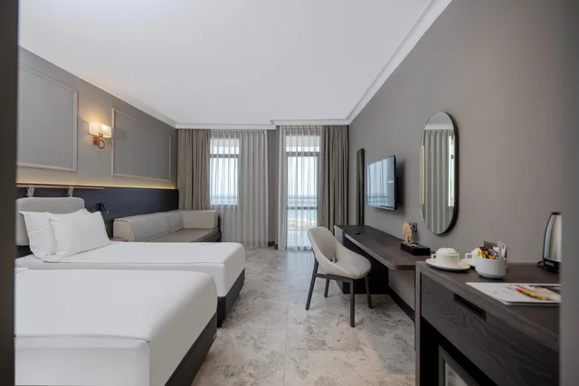 غرفة سوبيريور بإطلالة على البحر، Adora Golf Resort Hotel 1/6