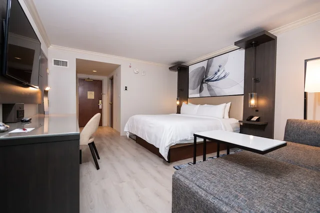 غرفة ركنية بسرير كينج بإطلالة على المدينة، Marriott Victoria Inner Harbour 6/10