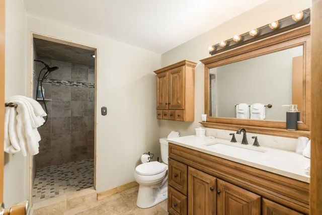غرفة بسرير كينج، 4 Seasons Inn on Fall River 1/1