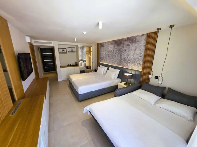 غرفة بريميوم بسريرين منفصلين بإطلالة على البحر، The New Mediteran Hotel Villa Edition 6/10