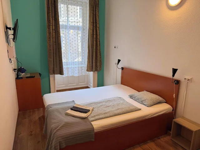 غرفة بسرير مزدوج أو سريرين منفصلين، Omega Guesthouse Budapest 2/9
