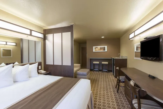 جناح بسرير كينج، Microtel Inn & Suites by Wyndham Searcy 1/3