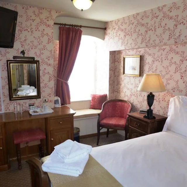 Room, Twin Beds, The Bear Hotel 3/6