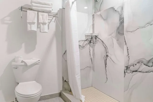 Upgrade, King Bed، Econo Lodge Traverse City South 6/6