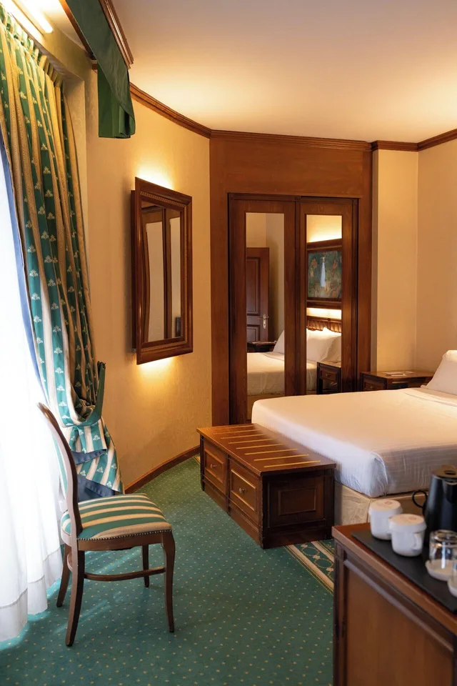 جناح جونيور، GRAND HOTEL TRENTO 3/8