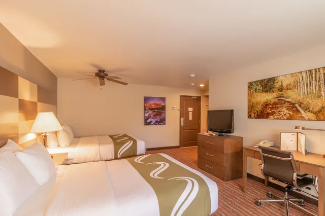غرفة قياسية بسرير كوين وسرير مزدوج، Quality Inn near Rocky Mountain National Park 2/6