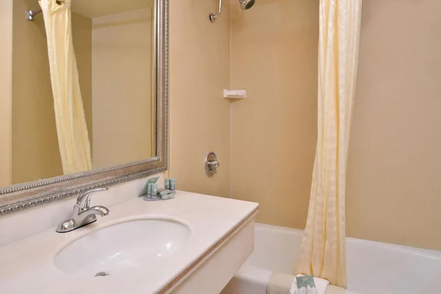 غرفة بسريرين مزدوجين في طابق مرتفع، Best Western Hollywood Plaza Inn - Hollywood Walk of Fame Hotel-LA 6/9