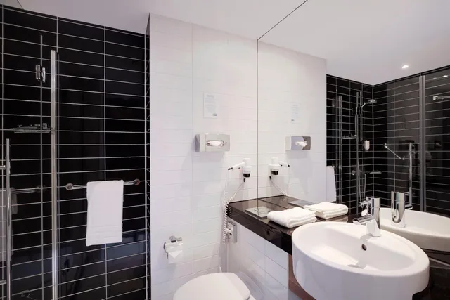 غرفة بسرير مزدوج بإطلالة على الفناء، HOLIDAY INN EXPRESS BREMEN AIRPORT 7/10