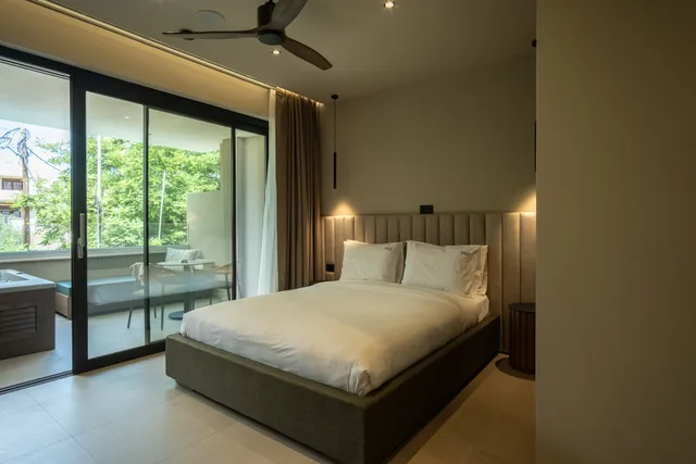 Junior Suite, Outdoor Jetted Tub، Royal Hotel and Suites 1/7