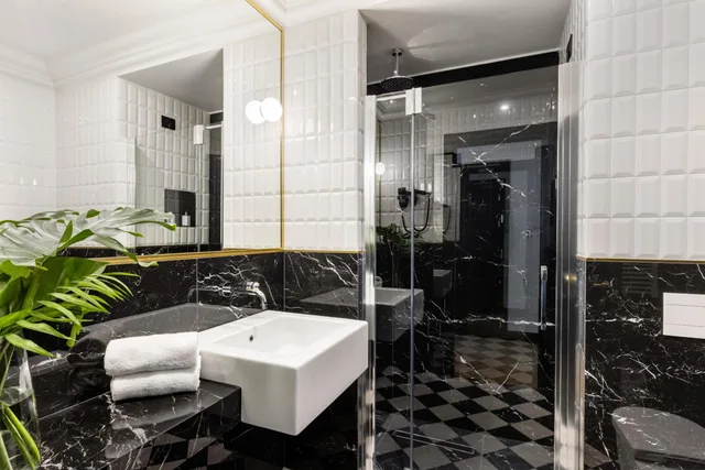 جناح جونيور، Continentale Hotel 5/5