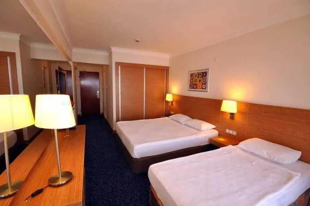 غرفة قياسية بسرير مزدوج وسرير فردي بإطلالة على البحر، Grand Efe Hotel 6/6
