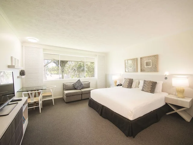 غرفة تنفيذية بسرير كينج وسريرين منفصلين، Oaks Sunshine Coast Oasis Resort 1/3