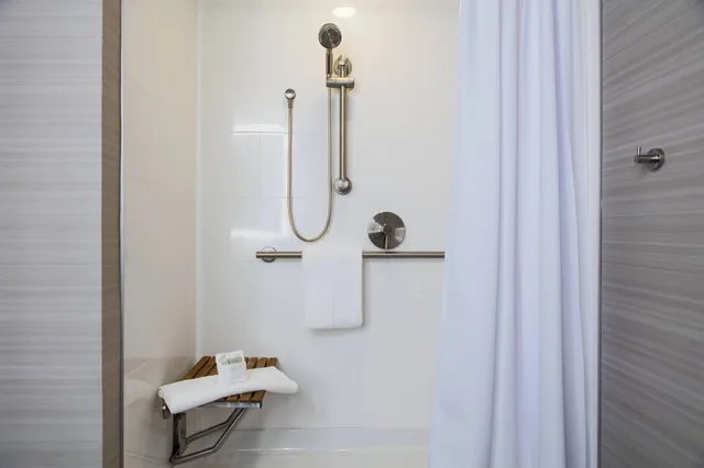 غرفة بسريرين مزدوجين بشرفة، Renaissance Waterford Oklahoma City Hotel 2/2
