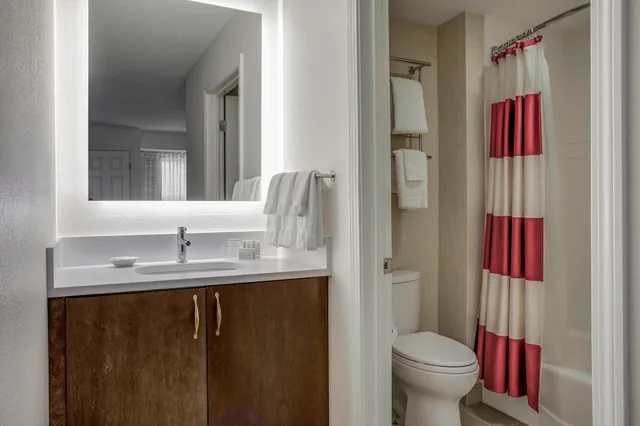 جناح بسريرين مزدوجين بغرفتي نوم لذوي الإعاقة، Residence Inn Portsmouth 2/2