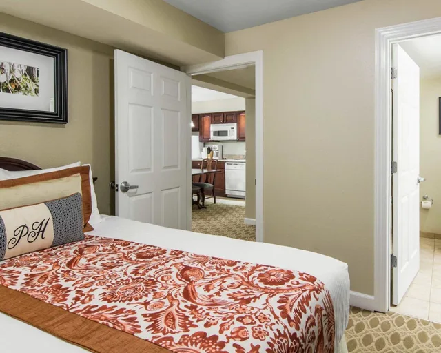 جناح كلاسيكي بسرير كينج بغرفة نوم واحدة مع أريكة، Bluegreen Vacations Patrick Henry Square, an Ascend Collection Resort 3/7
