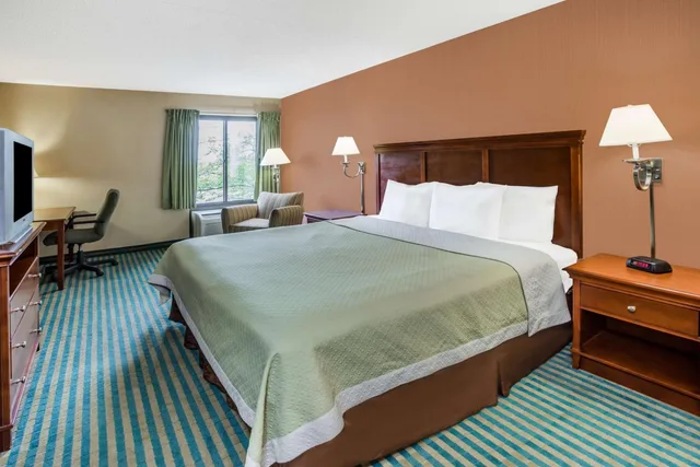 غرفة بسرير كوين، Days Inn by Wyndham Westminster, MD 3/6