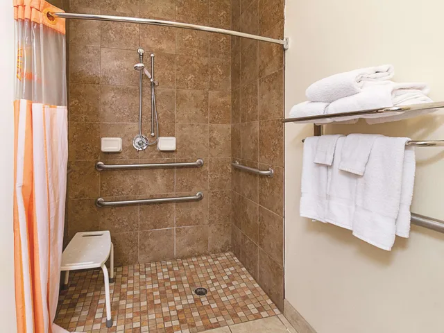 غرفة ديلوكس بسرير مزدوج لذوي الإعاقة، La Quinta Inn Suites Glen Rose 3/3