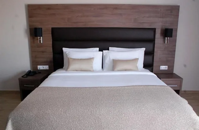 غرفة رباعية بسرير مزدوج وسريرين منفصلين، Le Zenith Hotel Oran 3/7