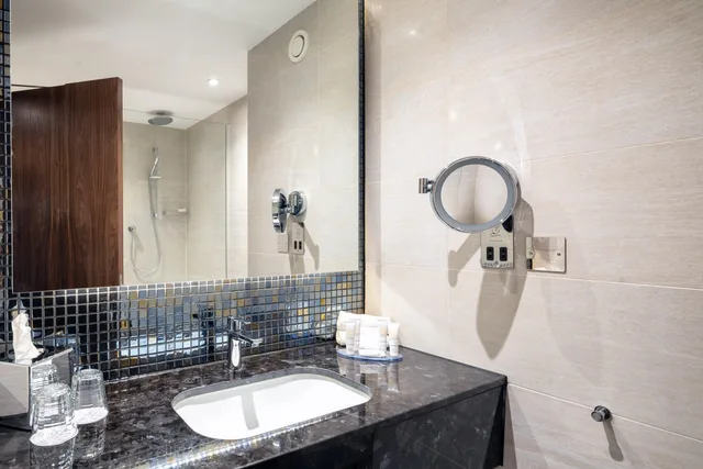 Club, Premium, King Bed, CROWNE PLAZA LONDON HEATHROW T4 2/3