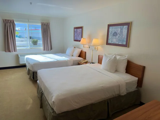 Standard, Single, 2 Queen Beds، Peppermill Empress Inn 1/5