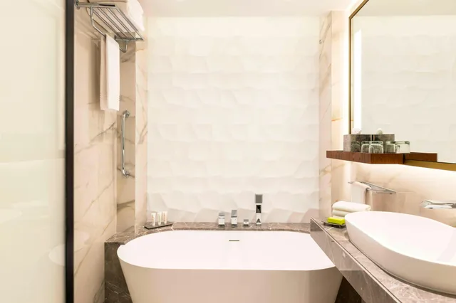 Room, Twin Beds, Le Meridien Dubai Hotel and Conference Centre 3/3