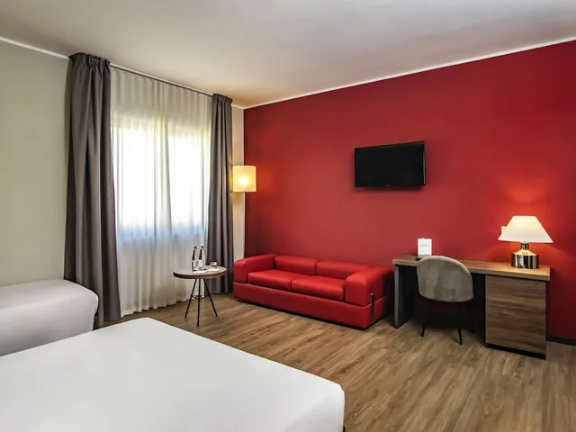 Superior, 3 Beds, 1 Double and 1 Single or 3 Single Beds, Sofa، Mercure Hotel President Lecce 2/4