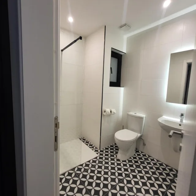 غرفة ثلاثية، Carlton Hotel Malta 3/5