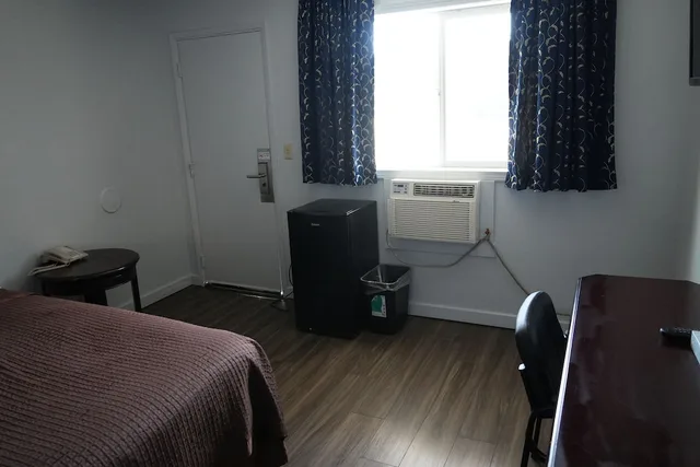 غرفة قياسية بسرير كوين، La Hacienda Motel 7/10