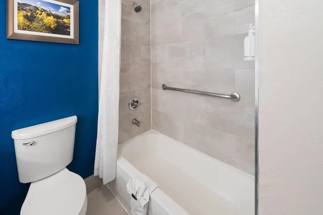 غرفة بسرير كينج، La Quinta Inn & Suites by Wyndham Ruidoso Downs 10/10