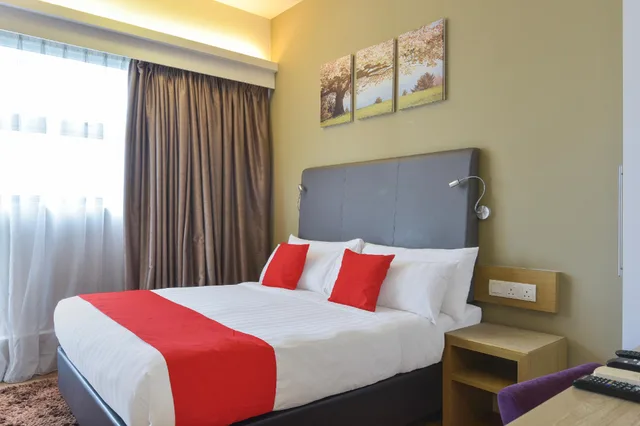 3 Bedrooms, Suite, 3 Double Beds, Twin Towers View, Suasana Suites Bukit Ceylon 2/2