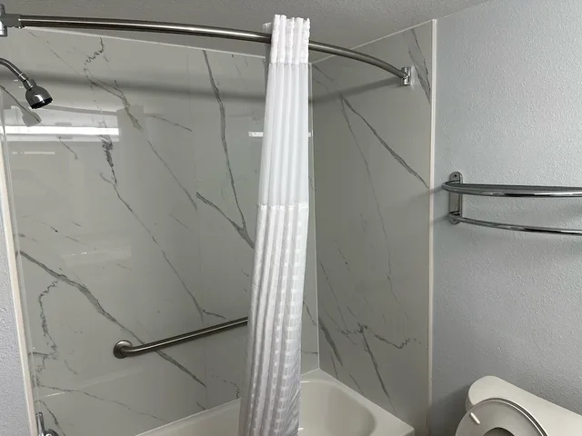 جناح بسرير كينج بمطبخ صغير، Super 8 by Wyndham Alexandria LA 5/5