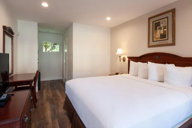 غرفة بسرير كينج، Studio City Court Yard Hotel 1/7