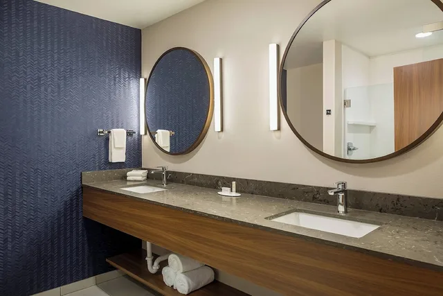 suite, multiple beds, corner، Fairfield Inn & Suites By Marriott Des Moines Downtown 5/6