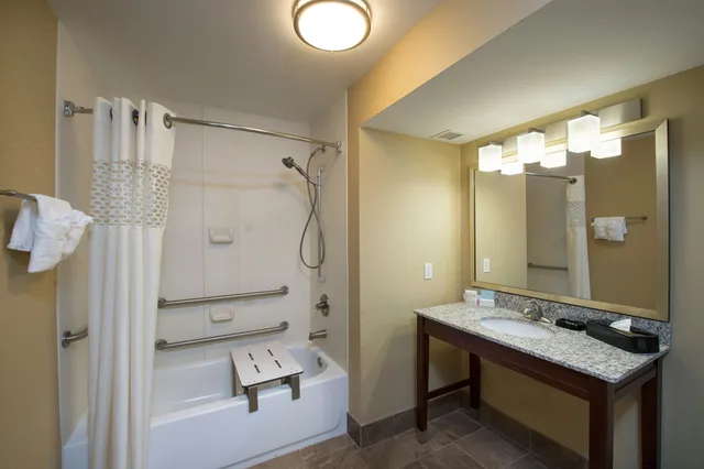 غرفة بسرير كينج لذوي الإعاقة، Hampton Inn Cornelia Ga 2/2