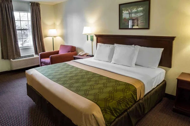 غرفة بسرير كينج لذوي الإعاقة، Econo Lodge Crystal Coast 1/5