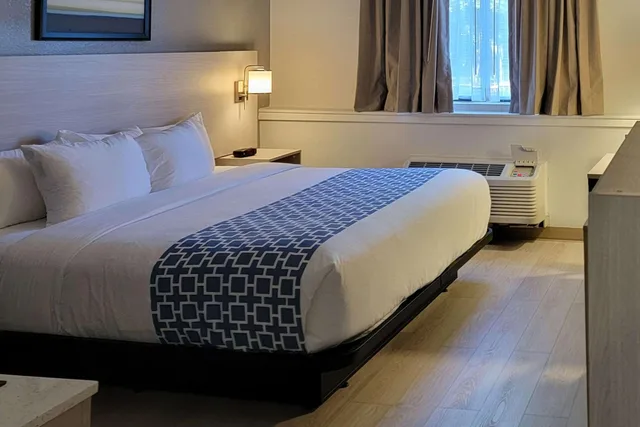 جناح بسرير كينج بمطبخ صغير، Clarion Inn & Suites and Convention Center 2/10