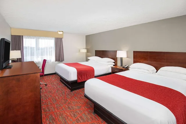 غرفة بسريرين كوين، Ramada By Wyndham Bowling Green 2/6