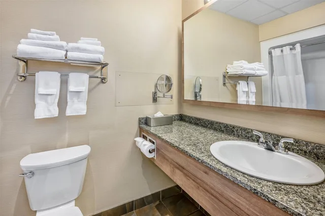 جناح بسريرين كوين، Quality Suites Drummondville 4/4