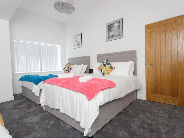 Deluxe, Apartment, 1 Single and 2 Double Beds, Private Bathroom, Live In Leeds Greenhill Bungalows 4/10