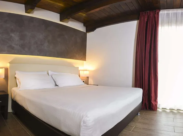 Economy, Queen Bed, Best Western Plus Hotel Modena Resort 1/1