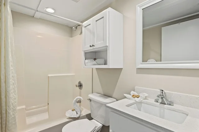 Studio, 2 Double Beds, Partial View, Sofa, Kitchen، Sandpiper Beacon Beach Resort 3/4