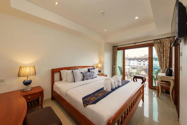 غرفة بسرير كينج بإطلالة على الجبل بشرفة، Rendezvous Classic House 2/2