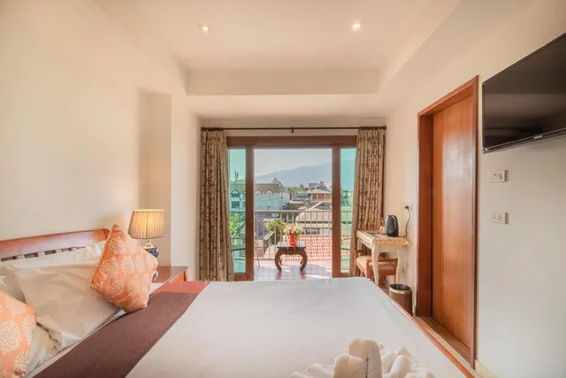 غرفة ديلوكس بسرير كينج بإطلالة على الجبل بشرفة، Rendezvous Classic House 1/2
