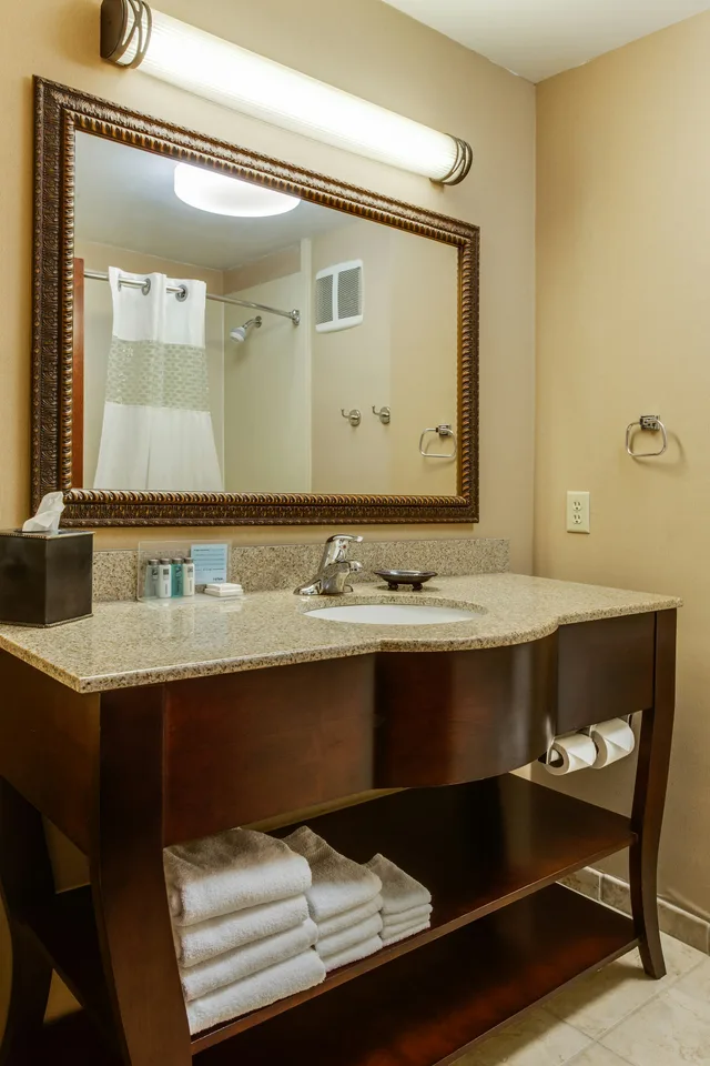 Study, King Bed، Hampton Inn Bennington 3/3