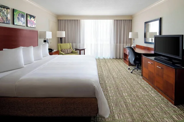 غرفة ديلوكس بسرير كينج، Marriott Charleston Town Center 2/3