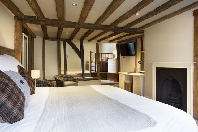 Superior, Quadruple, King Bed, The Sun Inn 2/3