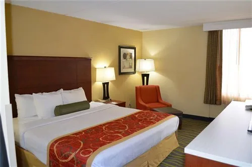 غرفة بسرير كينج مع أريكة، SureStay by Best Western Charlotte Matthews 1/1