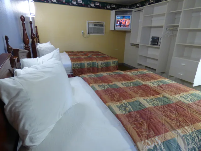 جناح بسريرين كوين، Coronada Inn and Suites 3/3